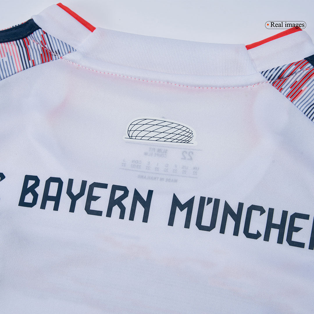 Dziecięcy wyjazdowy zestaw piłkarski Bayernu Monachium (koszulka + spodenki + skarpetki) 2025/26 biały